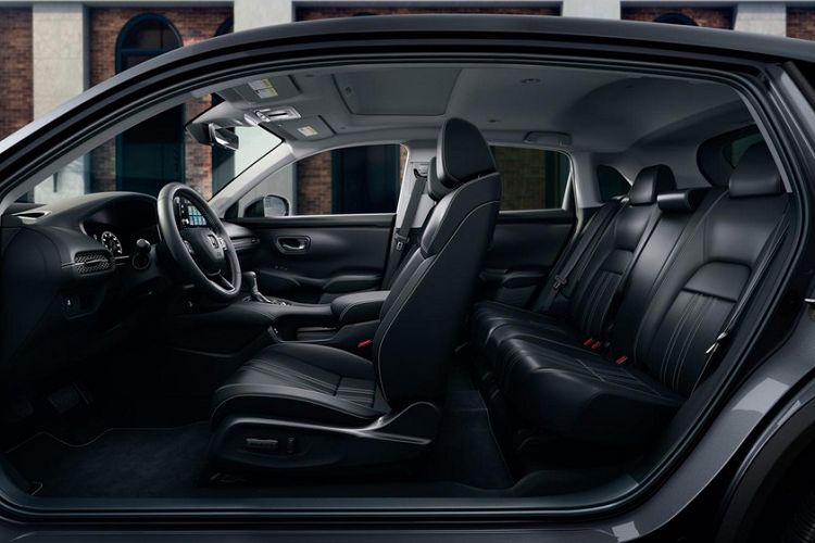 Những trang bị như ghế trước bọc da, sưởi ấm, ghế lái chỉnh điện 8 hướng, cửa sổ trời, sạc điện thoại thông minh không dây, hệ thống âm thanh 180W 8 loa, điều hòa tự động 2 vùng, gương chiếu hậu chống chói, hệ thống đèn viền LED nội thất, cảm biến đỗ xe trước/sau, hệ thống kiểm soát phanh ở tốc độ thấp và cảnh báo điểm mù tích hợp cảnh báo va chạm với phương tiện cắt ngang khi lùi chỉ dành cho bản cao cấp.