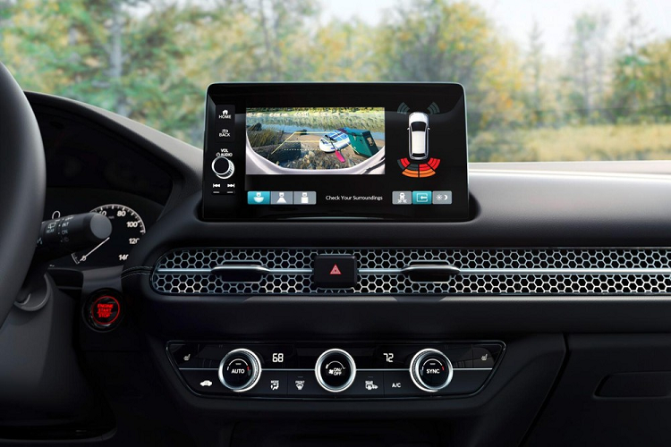 Ở bản LX cũng như Sport, Honda HR-V 2023 chỉ được trang bị màn hình 7 inch trong bảng đồng hồ và màn hình thông tin giải trí cùng kích thước. Trong khi đó, bản EX-L cao cấp nhất được nâng cấp lên màn hình trung tâm 9 inch, hỗ trợ Apple CarPlay và Android Auto không dây.