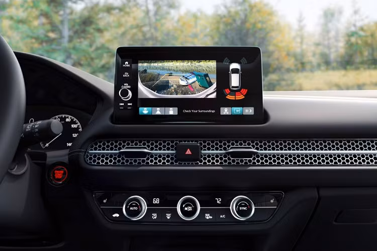 Ở bản LX cũng như Sport, Honda HR-V 2023 chỉ được trang bị màn hình 7 inch trong bảng đồng hồ và màn hình thông tin giải trí cùng kích thước. Trong khi đó, bản EX-L cao cấp nhất được nâng cấp lên màn hình trung tâm 9 inch, hỗ trợ Apple CarPlay và Android Auto không dây.