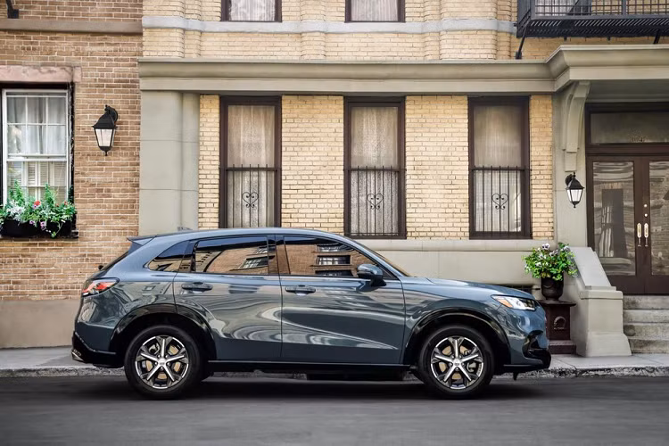 Tương tự ZR-V ở thị trường Trung Quốc, Honda HR-V 2023 tại Mỹ cũng được phát triển dựa trên cơ sở gầm bệ của Civic thế hệ thứ 11. Có thể nói, Honda HR-V 2023 là sự kết hợp giữa phong cách thiết kế trưởng thành hơn, nội thất hiện đại và rộng rãi hơn cùng hệ dẫn động 4 bánh toàn thời gian.