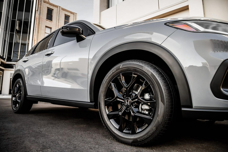 Ở bên sườn, mẫu SUV này có đường gân kéo dài từ chắn bùn trước đến đèn hậu và 4 tay nắm đều nằm trên cửa. Trong khi đó, ở Honda HR-V thế hệ cũ, tay nắm cửa sau được đặt trên cột C. Với phiên bản LX và EX-L, mẫu xe này sẽ được trang bị vành 17 inch. Riêng phiên bản Sport dùng vành 18 inch sơn màu đen bóng.