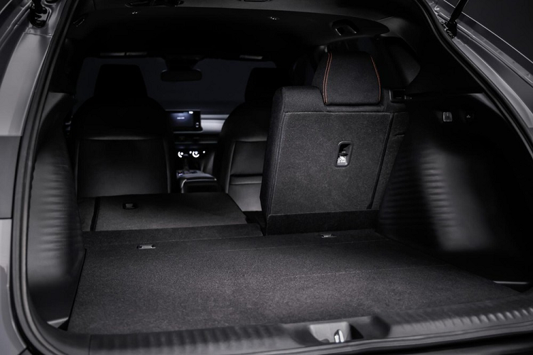 Điểm nhấn tiếp theo của Honda HR-V 2023 tại thị trường Mỹ là hệ thống an toàn chủ động Honda Sensing tiêu chuẩn. Gói công nghệ an toàn này bao gồm những tính năng như phanh giảm thiểu va chạm, hệ thống giảm thiểu chệch làn đường, hệ thống kiểm soát hành trình thích ứng ở mọi dải tốc độ, hỗ trợ giữ làn đường, cảnh báo va chạm phía trước, cảnh báo chệch làn đường, hỗ trợ lái xe khi tắc đường, nhận diện biển báo giao thông, đèn pha tự động và cảnh báo còn hành khách trên ghế sau.