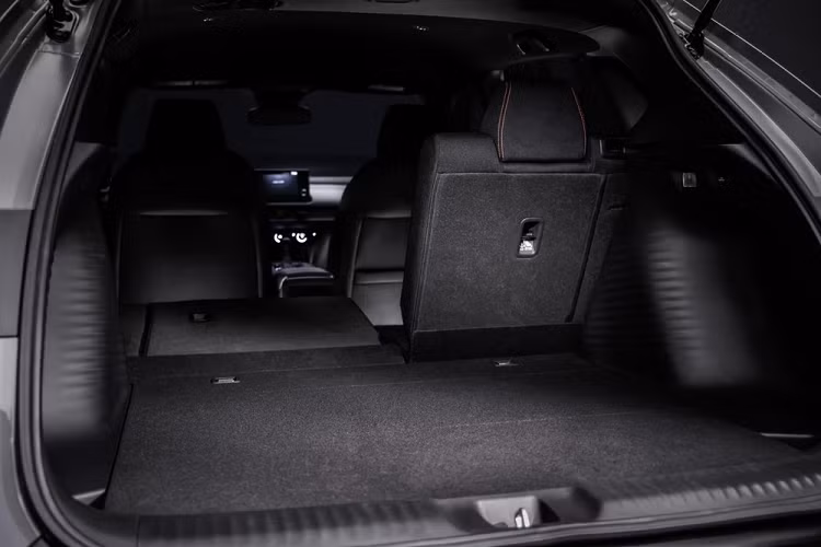 Điểm nhấn tiếp theo của Honda HR-V 2023 tại thị trường Mỹ là hệ thống an toàn chủ động Honda Sensing tiêu chuẩn. Gói công nghệ an toàn này bao gồm những tính năng như phanh giảm thiểu va chạm, hệ thống giảm thiểu chệch làn đường, hệ thống kiểm soát hành trình thích ứng ở mọi dải tốc độ, hỗ trợ giữ làn đường, cảnh báo va chạm phía trước, cảnh báo chệch làn đường, hỗ trợ lái xe khi tắc đường, nhận diện biển báo giao thông, đèn pha tự động và cảnh báo còn hành khách trên ghế sau.