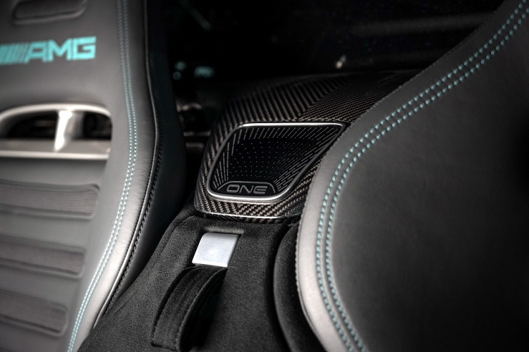 Các chi tiết này có công suất lần lượt là 163 mã, 122 mã và 326 mã lực, giúp chiếc xe có tổng công suất lên đến 1.063 mã lực. AMG trang bị cho chiếc xe hộp số sàn tự động 7 cấp hoàn toàn mới tích hợp khóa vi sai, với cầu trước được cung cấp năng lượng bởi cặp động cơ điện.