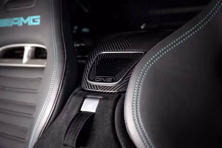 Các chi tiết này có công suất lần lượt là 163 mã, 122 mã và 326 mã lực, giúp chiếc xe có tổng công suất lên đến 1.063 mã lực. AMG trang bị cho chiếc xe hộp số sàn tự động 7 cấp hoàn toàn mới tích hợp khóa vi sai, với cầu trước được cung cấp năng lượng bởi cặp động cơ điện.