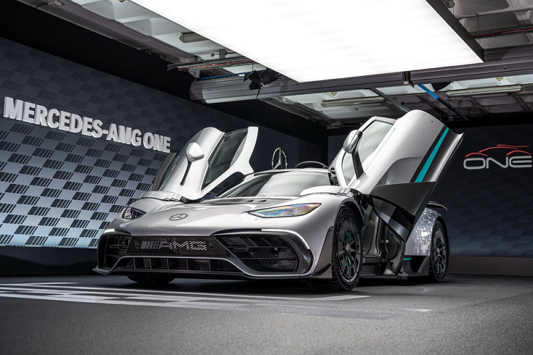 Sau 5 năm với nhiều lần trì hoãn, siêu phẩm Mercedes- AMG ONE đã được ra mắt với thiết kế và thông số vận hành ấn tượng. Những khó khăn đến từ việc tinh chỉnh động cơ F1 phù hợp với quá trình sử dụng trên đường phố, tiêu chuẩn khí thải, chất lượng và tuổi thọ các chi tiết cơ khí…