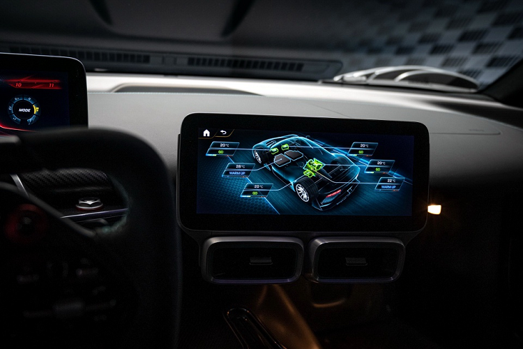 Mercedes-AMG ONE được trang bị khối động cơ đốt trong V6 dung tích 1.6L, công suất 574 mã lực cùng giới hạn vòng tua lên đến 11.000 vòng/phút. Chiếc xe được bổ sung thêm 4 bộ động cơ điện: 1 ở trục khuỷu (MGU-K), 1 ở turbo khí xả (MGU-H) và 2 ở cầu trước (MGU-FL/MGU-FR).