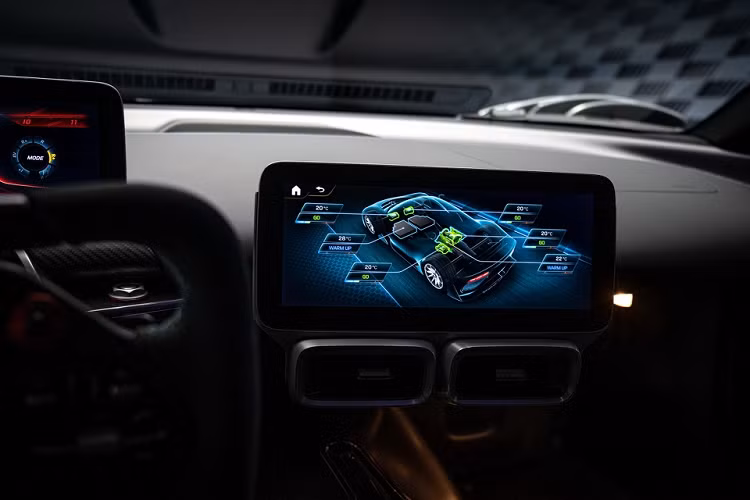 Mercedes-AMG ONE được trang bị khối động cơ đốt trong V6 dung tích 1.6L, công suất 574 mã lực cùng giới hạn vòng tua lên đến 11.000 vòng/phút. Chiếc xe được bổ sung thêm 4 bộ động cơ điện: 1 ở trục khuỷu (MGU-K), 1 ở turbo khí xả (MGU-H) và 2 ở cầu trước (MGU-FL/MGU-FR).