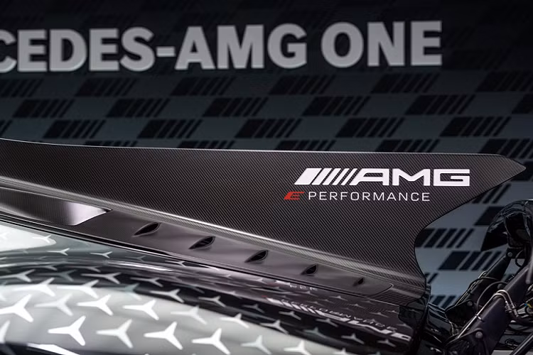 Về mặt ngoại thất, Mercedes-AMG ONE bản thương mại khá tương đồng với các bản concept trước đây. Khối lượng của xe đạt mức 1.695 kg. AMG ONE sở hữu nước sơn đặc biệt 2 tông màu cùng những họa tiết logo Mercedes-Benz. Tùy chọn này từng xuất hiện trên chiếc GT Black Series P One Edition.