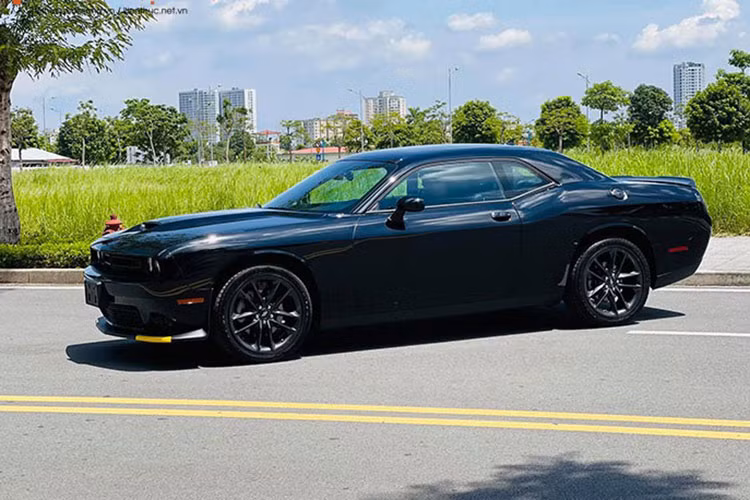 Ngôn ngữ thiết kế đuôi xe Dodge Challenger không khác biệt với phần đầu khi cụm đèn hậu LED tạo hình chữ nhật đặc trưng, ống xả kép đặt đối xứng mang đến vẻ cân đối cho chiếc xe đến từ Mỹ này. Hơn nữa, Dodge Challenger 2021 còn được tích hợp cánh gió thể thao, hệ thống camera/cảm biến lùi là những trang bị không thể thiếu...