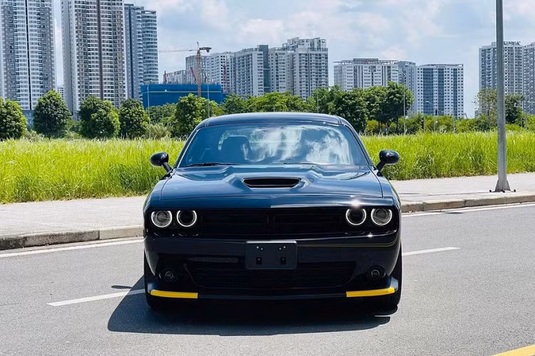 Theo một số nguồn tin, giá xe Dodge Challenger GT 2021 của ông Đặng Lê Nguyên Vũ khoảng hơn 3 tỷ đồng và mới chỉ lăn bánh hơn 2.000 km, xe được nhập khẩu về nước từ 2020 và chỉ có 2 chiếc tại Việt Nam.