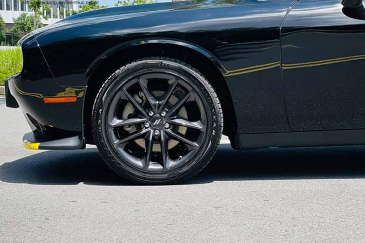 Dodge Challenger thế hệ mới sở hữu cản trước khí động học giúp chiếc xe hoạt động ở tốc độ cao. Đặc biệt, xe còn sở hữu hệ thống radar phía trước trong gói an toàn cao cấp và hệ thống đèn sương mù được tích hợp. Hông xe thiết kế khỏe khoắn, đuôi có thiết kế nhô lên đầy khác biệt.