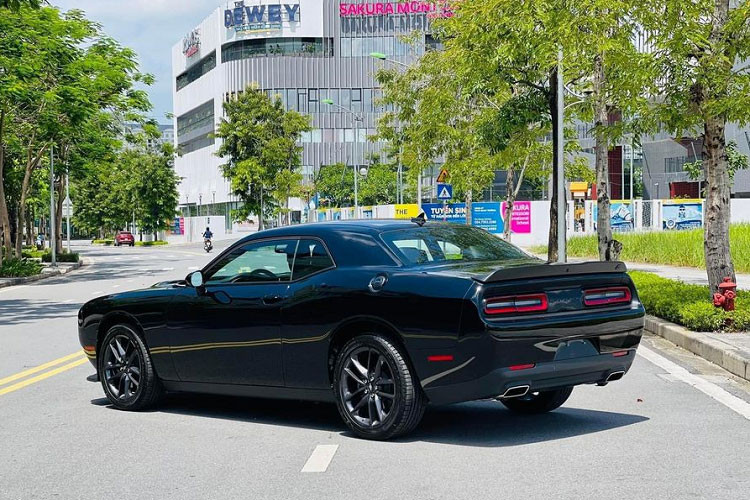Về ngoại hình, chiếc Dodge Challenger 2021 sở hữu cặp đèn pha tạo hình elip mang đến cho chiếc xe sự hầm hố. Đèn pha/cos trên xe sử dụng công nghệ LED Projector được đặt khéo léo dưới lớp mui xe. Trung tâm là hệ thống lưới tản nhiệt được chia thành 2 khoang riêng biệt có logo GT, trên nắp ca-pô xe sở hữu hốc thoát gió để làm mát động cơ.