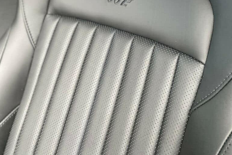 Cuối cùng là chi tiết tần số radio 96.60 FM ở tấm che nắng của xe Aston Martin Vantage 007 Edition gợi nhớ đến cảnh chàng Điệp viên 007 đã sử dụng tần số vô tuyến của cảnh sát Nga nhằm tẩu thoát hay chi tiết được khắc laser như tâm ngắm ở lẫy chuyển số sau vô lăng gợi nhớ đến các công cụ tiện ích từng xuất hiện trong bộ phim The Living Daylights.