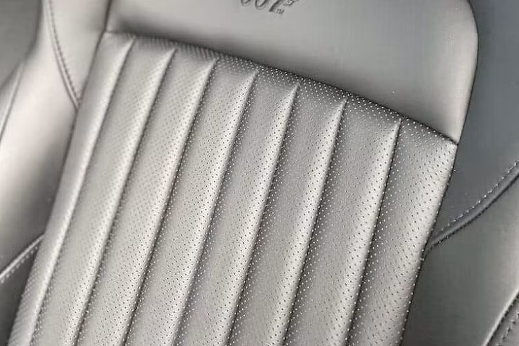 Cuối cùng là chi tiết tần số radio 96.60 FM ở tấm che nắng của xe Aston Martin Vantage 007 Edition gợi nhớ đến cảnh chàng Điệp viên 007 đã sử dụng tần số vô tuyến của cảnh sát Nga nhằm tẩu thoát hay chi tiết được khắc laser như tâm ngắm ở lẫy chuyển số sau vô lăng gợi nhớ đến các công cụ tiện ích từng xuất hiện trong bộ phim The Living Daylights.