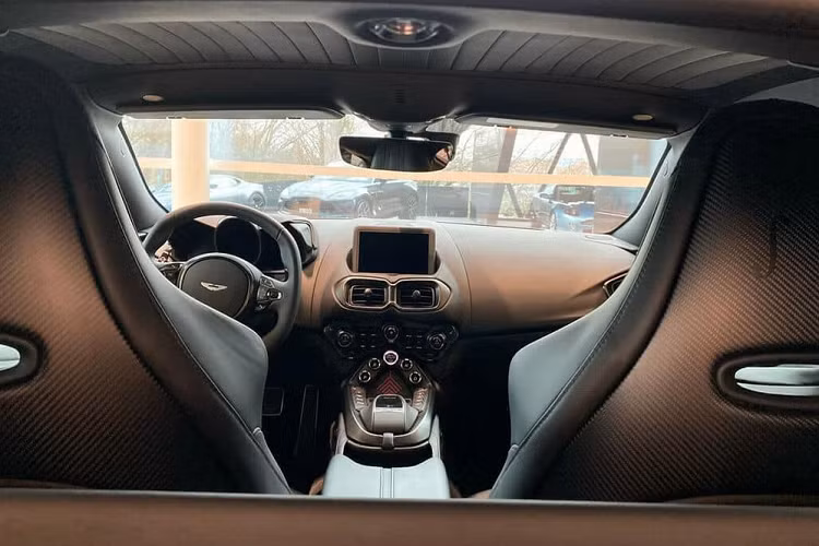 Bên cạnh đó, xe còn có lưới tản nhiệt với nẹp viền bằng crôm và logo Vantage in nghiêng, bên sườn xe có dấu hiệu nhận biệt đây là Aston Martin Vantage 007 Edition bao gồm logo của bộ phận cá nhân hóa của hãng, lưới tản nhiệt tổ ong sơn mờ cùng logo Vantage, mâm xe thiết kế khác biệt so với bản tiêu chuẩn. Đằng sau xe Aston Martin Vantage 007 Edition có ống xả kép thay cho ống xả đơn của Aston Martin Vantage. Xe có sẵn trang bị ván trượt tuyết và khung cố định giá trượt tuyết.