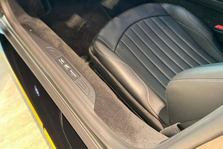 Dựa trên bộ phim The Living Daylights vào năm 1987 của chàng điệp viên 007, hãng xe Aston Martin đã tạo ra đúng 100 xe Vantage 007 Edition với ngoại hình khác biệt và trong khoang lái được thửa nhiều đồ chơi trên xe Aston Martin V8 Vantage như tần số radio FM mà James Bond đã dung để tẩu thoát khỏi cảnh sát Nga hay có cả mô phỏng bảng điều khiển trong phim.