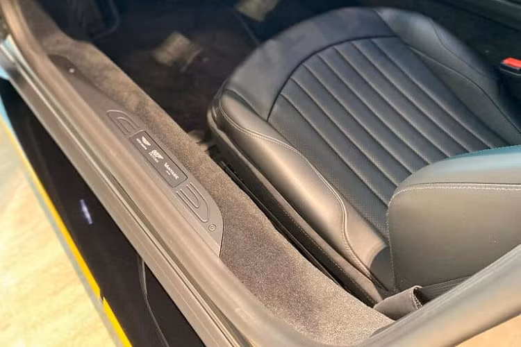 Dựa trên bộ phim The Living Daylights vào năm 1987 của chàng điệp viên 007, hãng xe Aston Martin đã tạo ra đúng 100 xe Vantage 007 Edition với ngoại hình khác biệt và trong khoang lái được thửa nhiều đồ chơi trên xe Aston Martin V8 Vantage như tần số radio FM mà James Bond đã dung để tẩu thoát khỏi cảnh sát Nga hay có cả mô phỏng bảng điều khiển trong phim.