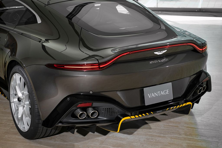 Sức mạnh trên sẽ giúp phiên bản giới hạn của Aston Martin Vantage kết hợp với hộp số tự động ZF 8 cấp và hệ dẫn động cầu sau, nhờ đó, chiếc xe này có khả năng tăng tốc từ vị trí xuất phát lên 100 km/h chỉ trong thời gian 3,6 giây. Aston Martin Vantage 007 Edition đạt vận tốc tối đa 314 km/h.