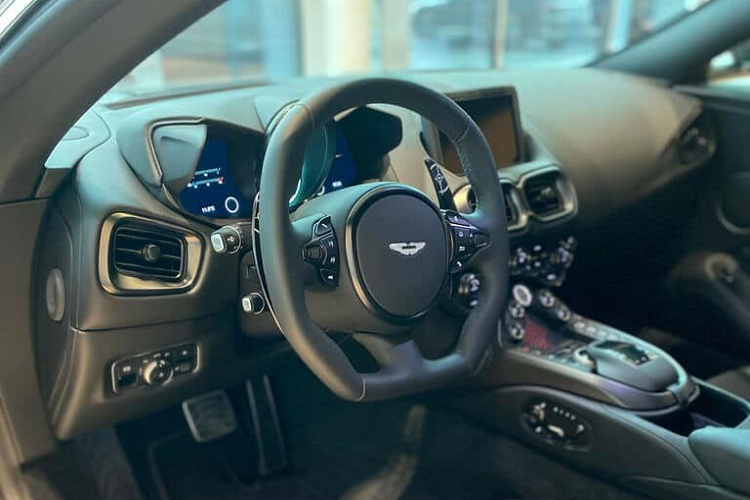 Mới đây nhất, một chiếc Aston Martin Vantage 007 Edition về Việt Nam và nhanh chóng nhận được sự quan tâm của giới mê xe. Ngoài việc người ta tò mò chủ nhân chiếc xe Aston Martin Vantage "Điệp viên 007" này là ai còn muốn khám phá xem ngoại thất và nội thất xe có gì đặc biệt.