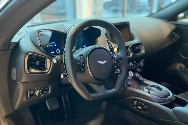 Mới đây nhất, một chiếc Aston Martin Vantage 007 Edition về Việt Nam và nhanh chóng nhận được sự quan tâm của giới mê xe. Ngoài việc người ta tò mò chủ nhân chiếc xe Aston Martin Vantage "Điệp viên 007" này là ai còn muốn khám phá xem ngoại thất và nội thất xe có gì đặc biệt.