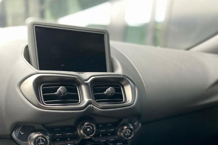 Hiện chưa rõ mức giá xe Aston Martin Vantage 007 Edition đầu tiên về Việt Nam, chỉ biết rằng giá xe Aston Martin Vantage trong nước từ 15 tỷ đồng chưa bao gồm tùy chọn thêm. Tại thị trường nước ngoài, phiên bản giới hạn Aston Martin Vantage 007 Edition sẽ có giá khởi điểm 161.000 Bảng Anh, tương đương 4,9 tỷ đồng, đắt hơn gần 600 triệu đồng so với bản tiêu chuẩn.