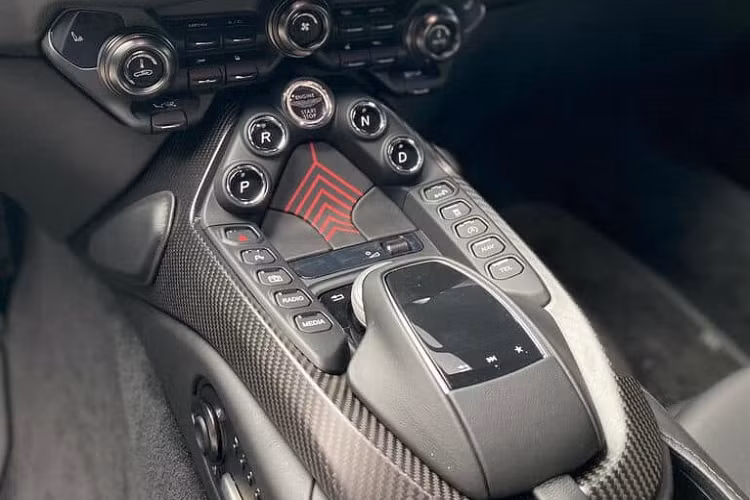 Aston Martin Vantage 007 Edition vẫn được trang bị động cơ V8, tăng áp kép, dung tích 4.0 lít do Mercedes-AMG sản xuất như bản tiêu chuẩn, "trái tim" này sản sinh ra công suất tối đa 510 mã lực, mô-men xoắn cực đại lên đến 685 Nm.