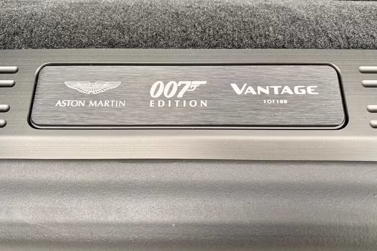 Tiếp đến chính là chi tiết logo 007 được thêu trên ghế ngồi của xe như hàm ý đây là một chiếc Aston Martin Vantage phiên bản 007 Edition. Ngoài ra là những đường vẽ mô phỏng lại chiếc xe Aston Martin V8 Vantage xuất hiện trong bộ phim The Living Daylights vào năm 1987 ở bảng điều khiển trung tâm hay việc bộ phận cá nhân hóa Q by Aston Martin còn vẽ lại cả mô phỏng bảng điều khiển trong phim như nút bấm tên lửa, laser...