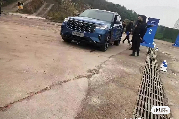 Thông thường các nhà thiết kế nội thất xe hơi thường kết hợp màn hình giải trí và đồng hồ kĩ thuật số thành màn hình đôi tuy nhiên, cách làm ở Ford Explorer 2023 dành cho thị trường Trung Quốc khá mới mẻ.