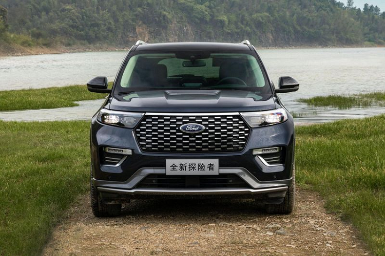 Hồi đầu tháng 1, Ford Việt Nam đã chính thức giới thiệu Explorer 2022. Mẫu xe gầm cao đa dụng được nhập khẩu nguyên chiếc từ Mỹ với mức giá 2,366 tỷ đồng. Xe được động cơ tăng áp Ecoboost 2.3L sản sinh công suất tối đa gần 297 mã lực tại vòng tua 5.500 vòng/phút và mô-men xoắn cực đại 431,5 Nm tại vòng tua 2.500 vòng/phút, đi kèm với hộp số tự động 10 cấp.