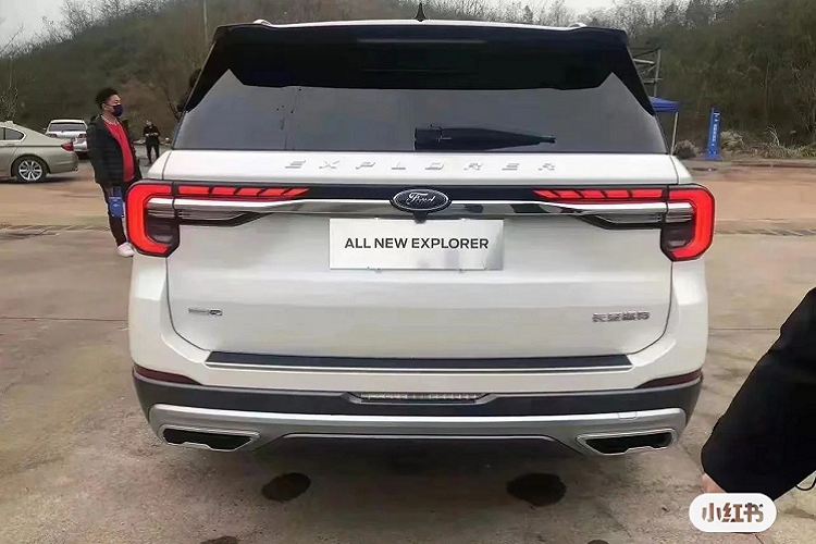 Có thể thấy rõ, đầu và đuôi chiếc xe SUV Ford Explorer 2023 khác biệt hoàn toàn với bản nhập Mỹ, từ hình dáng lưới tản nhiệt, cụm đèn pha, hốc đèn sương mù cho đến đèn hậu phía sau. Đèn pha trước và lưới tản nhiệt không có thiết kế liền mạch với nhau, phần hốc đèn sương mù và cản trước cũng khá đơn giản.