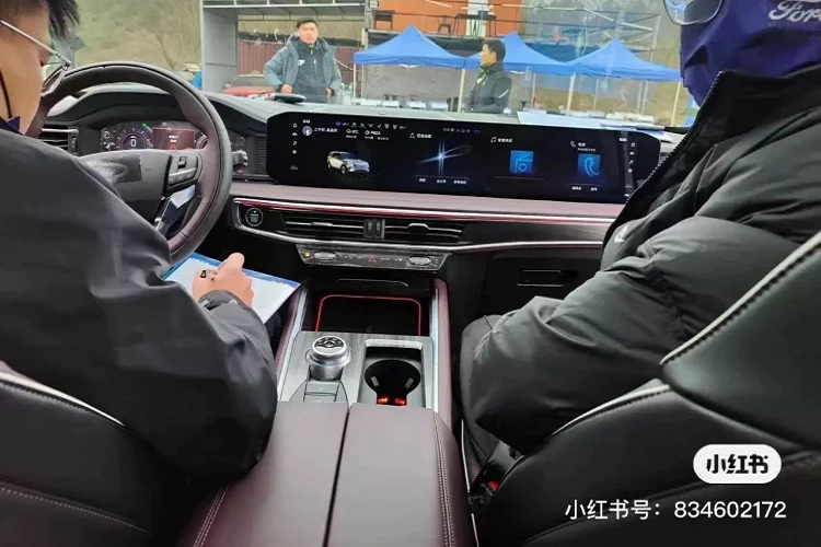 Nhìn chung, đầu xe không gây được nhiều ấn tượng tuy nhiên, phía sau xe khá hiện đại với dải đèn hậu hình chữ J lạ mắt. Xe cũng có thanh nẹp mạ chrome kéo dài suốt chiều ngang xe. Ở Explorer bản nhập Mỹ không có chi tiết này. Khoang lái Ford Explorer 2023 ở Trung Quốc tiếp tục gây bất ngờ với màn hình giải trí khác hoàn toàn mẫu xe ở Việt Nam.