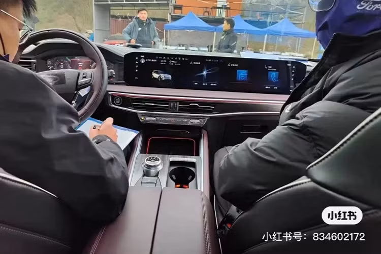 Nhìn chung, đầu xe không gây được nhiều ấn tượng tuy nhiên, phía sau xe khá hiện đại với dải đèn hậu hình chữ J lạ mắt. Xe cũng có thanh nẹp mạ chrome kéo dài suốt chiều ngang xe. Ở Explorer bản nhập Mỹ không có chi tiết này. Khoang lái Ford Explorer 2023 ở Trung Quốc tiếp tục gây bất ngờ với màn hình giải trí khác hoàn toàn mẫu xe ở Việt Nam.