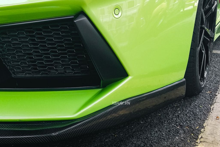 Các chi tiết đáng chú ý khác của Mercedes-AMG GT S gồm cửa sổ trời siêu rộng chạy dọc mui xe, cản sau tích hợp chụp ống xả kép mạ chrome và cánh gió phía sau sẽ tự động bật lên để tăng lực ép xuống mặt đường ở tốc độ cao hoặc lái xe cũng có thể chủ động bật cánh gió này bằng một nút nhấn.