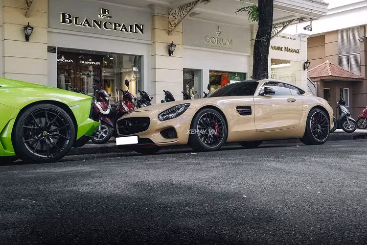 Không thể phủ nhận rằng, bộ cánh màu cà phê sữa này đã giúp Mercedes-AMG GTS trở nên độc đáo và đặc biệt hơn rất nhiều. Nó giúp tôn lên từng đường nét thiết kế tinh tế của siêu xe, nhất là phần mũi xe dài ấn tượng và những đường gân dập nổi mạnh mẽ.