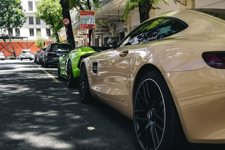 Mercedes-AMG GTS sở hữu cặp đèn chiếu sáng với ''mí mắt'' và 3 tinh cầu LED nhỏ bên dưới độc đáo, kết hợp với với biểu tượng ngôi sao ba cánh và thanh kim loại trên lưới tản nhiệt trước được thu nhỏ lại giúp đầu xe trông cân đối hơn.