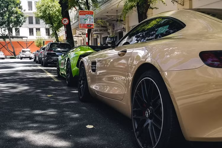 Mercedes-AMG GTS sở hữu cặp đèn chiếu sáng với ''mí mắt'' và 3 tinh cầu LED nhỏ bên dưới độc đáo, kết hợp với với biểu tượng ngôi sao ba cánh và thanh kim loại trên lưới tản nhiệt trước được thu nhỏ lại giúp đầu xe trông cân đối hơn.