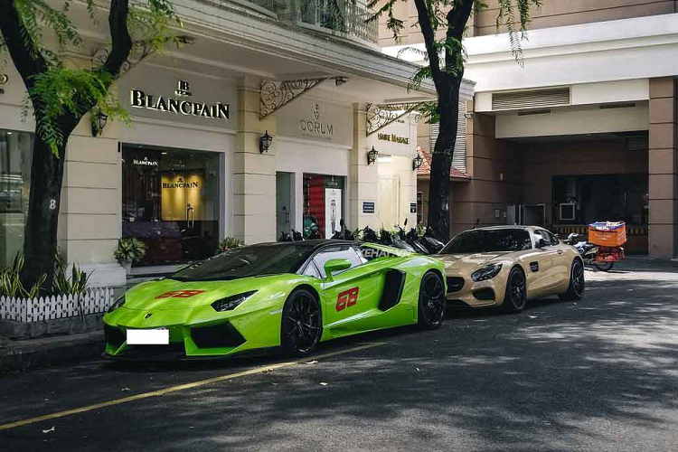 Bên cạnh màu sơn ấn tượng, siêu xe Lamborghini Aventador LP700-4 Roaster này còn được chủ nhân cho lắp ống xả độ với chất liệu titanium. Chủ xưởng độ cho biết bộ pô mới nhẹ hơn một nửa so với pô "zin", đồng thời cũng mang lại âm thanh uy lực và nhiều sức mạnh hơn cho khối động cơ nguyên bản của "siêu bò". Tiếp đến là bộ mâm đa chấu kép sơn đen mờ và quan trọng nhất chính là việc nóc xe bằng carbon, được chia thành 2 phần riêng biệt.