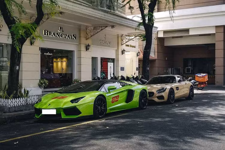 Bên cạnh màu sơn ấn tượng, siêu xe Lamborghini Aventador LP700-4 Roaster này còn được chủ nhân cho lắp ống xả độ với chất liệu titanium. Chủ xưởng độ cho biết bộ pô mới nhẹ hơn một nửa so với pô "zin", đồng thời cũng mang lại âm thanh uy lực và nhiều sức mạnh hơn cho khối động cơ nguyên bản của "siêu bò". Tiếp đến là bộ mâm đa chấu kép sơn đen mờ và quan trọng nhất chính là việc nóc xe bằng carbon, được chia thành 2 phần riêng biệt.