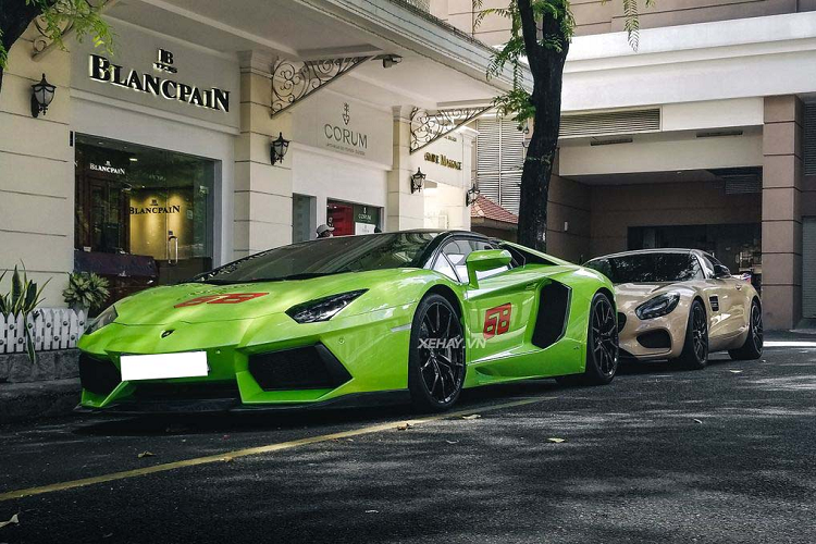Hai chiếc siêu xe này được cho là khá ít khi xuống phố. Do đó sự xuất hiện của Lamborghini Aventador Roadster và Mercedes-AMG GT S trên đường phố Sài Gòn đã thu hút không ít sự chú ý của giới mê xe. Chiếc Lamborghini Aventador Roaster trong bài được đưa về nước vào khoảng đầu năm nay với màu sơn ngoại thất xanh cốm Verde Ithaca nổi bật.