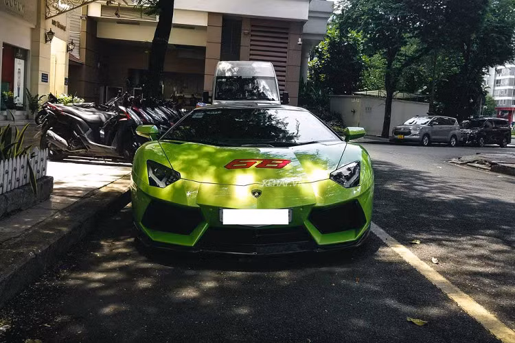 Nếu muốn mở mui xe, chủ nhân cần phải mở nắp capô phía trước lên, sau đó, đẩy cần gạt nằm phía sau 2 ghế ngồi để tháo 2 mui xe và cất vào trong khoang hành lý được đánh số sẵn cho các mui. Thời gian mở mui của Lamborghini Aventador LP700-4 Roadster mất khoảng hơn 20 giây.