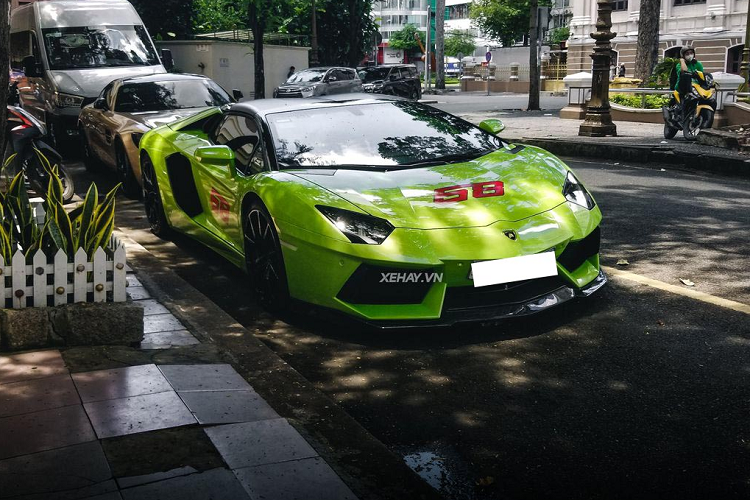 Bên cạnh đó, để siêu coupe nổi bật hơn mỗi khi dạo phố, chủ xe còn yêu cầu đơn vị dán decal trang trí thêm màu đỏ ở logo ngôi sao ba cánh giữa lưới tản nhiệt và viền các mâm xe. "Trái tim" của Mercedes-AMG GT S là khối động cơ tăng áp kép V8 4.0L sản sinh công suất 510 mã lực và mô-men xoắn cực đại 650Nm, siêu coupe chỉ cần 3,8 giây để tăng tốc từ 0 - 100 km/h. Được biết, giá xe Mercedes-AMG GTS này rơi vào khoảng 10,8 tỷ đồng.