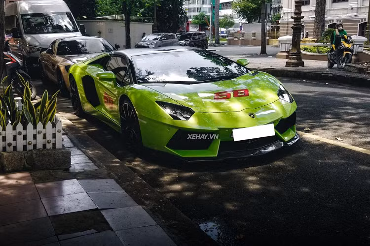 Bên cạnh đó, để siêu coupe nổi bật hơn mỗi khi dạo phố, chủ xe còn yêu cầu đơn vị dán decal trang trí thêm màu đỏ ở logo ngôi sao ba cánh giữa lưới tản nhiệt và viền các mâm xe. "Trái tim" của Mercedes-AMG GT S là khối động cơ tăng áp kép V8 4.0L sản sinh công suất 510 mã lực và mô-men xoắn cực đại 650Nm, siêu coupe chỉ cần 3,8 giây để tăng tốc từ 0 - 100 km/h. Được biết, giá xe Mercedes-AMG GTS này rơi vào khoảng 10,8 tỷ đồng.