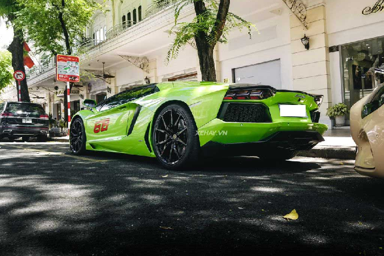 Phía sau, “siêu bò” là chiếc xe thể thao cũng đáng chú ý không kém là Mercedes-AMG GTS. Được biết, đây là một trong ba chiếc AMG GT S hiếm hoi tại Việt Nam và là chiếc duy nhất được nhập khẩu chính hãng. Siêu xe thể thao Đức gây ấn tượng với lớp ngoại thất màu vàng cát (Sand) độc đáo. Nguyên bản xe có màu vàng Solar Beam Yellow.