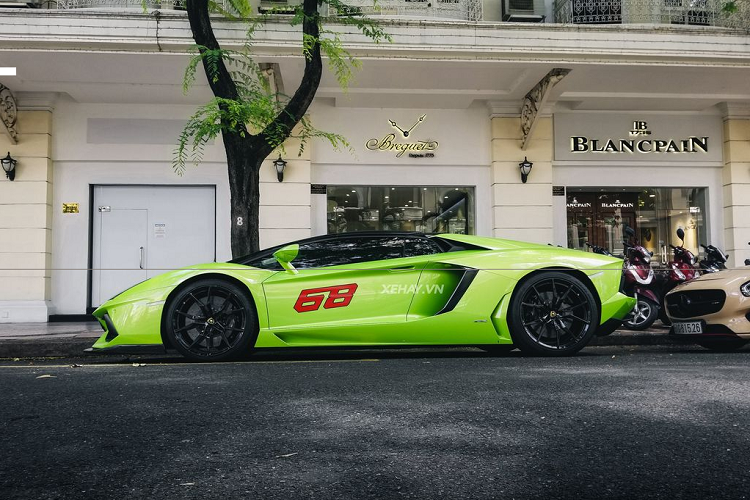 Aventador LP700-4 Roadster sử dụng động cơ V12, dung tích 6.5 lít, sản sinh công suất tối đa 700 mã lực tại vòng tua máy 8.250 vòng/phút và mô-men xoắn cực đại 690 Nm tại vòng tua máy 5.500 vòng/phút. Sức mạnh được truyền tới cả bốn bánh thông qua hộp số tự động 7 cấp ISR, nhờ đó, xe có thể tăng tốc từ vị trí xuất phát lên 100 km/h trong thời gian 2,9 giây trước khi đạt vận tốc tối đa 349 km/h.