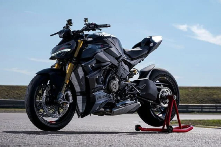 Về ngoại hình, đáng chú ý nhất là việc Ducati Streetfighter V4 đã bị loại bỏ phần yên phía sau, điều này giúp xe trông thể thao hơn nhưng đồng thời cũng khiến người dùng không thể chở thêm người ngồi sau.