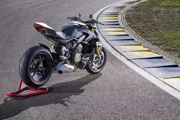 Ducati Streetfighter V4 2023 vẫn được trang bị hệ thống giảm xóc Ohlins điều chỉnh điện, với phuộc hành trình ngược NIX30 ở phía trước và giảm xóc sau TTX36. Phiên bản V4 S sẽ đi kèm bộ mâm nhôm nén Marchesini. Trong khi hệ thống phanh là Brembo Stylema Monobloc với đĩa phanh kép 330 mm ở bánh trước đi kèm kẹp phanh 4 piston 30 mm. Ở phía sau là đĩa phanh đơn 245 mm và kẹp phanh 2 piston.