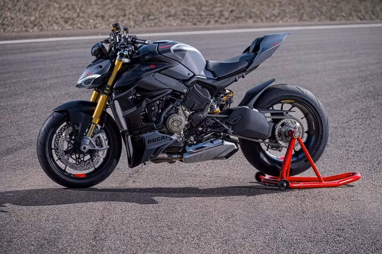 Đi kèm là 4 chế độ lái gồm Full, High, Medium và Low, trong đó chế độ Low sẽ giảm công suất của xe xuống còn 165 mã lực và điều chỉnh lại độ nhạy bướm ga để người lái dễ dàng kiểm soát chiếc xe trên mặt đường trơn.