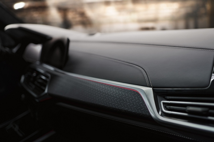 Đối với nội thất, chiếc SUV phiên bản đặc biệt có khoang cabin bọc da Merino toàn bộ, đi kèm các đường chỉ khâu tương phản màu đen - đỏ ở hàng ghế trước. Xe cũng có cửa sổ trời toàn cảnh bằng kính, lót trần bằng Alcantara, hệ thống thông gió chủ động cho ghế ngồi, tính năng Comfort Seats, thảm sàn bằng vải, các bề mặt màu đen, các chi tiết trang trí bằng nhôm và huy hiệu "Black Vermillion Edition" ở khu vực bảng điều khiển trung tâm.