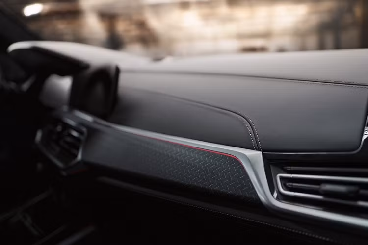 Đối với nội thất, chiếc SUV phiên bản đặc biệt có khoang cabin bọc da Merino toàn bộ, đi kèm các đường chỉ khâu tương phản màu đen - đỏ ở hàng ghế trước. Xe cũng có cửa sổ trời toàn cảnh bằng kính, lót trần bằng Alcantara, hệ thống thông gió chủ động cho ghế ngồi, tính năng Comfort Seats, thảm sàn bằng vải, các bề mặt màu đen, các chi tiết trang trí bằng nhôm và huy hiệu "Black Vermillion Edition" ở khu vực bảng điều khiển trung tâm.